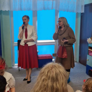 Pani dyrektor składa życzenia babciom i dziadkom