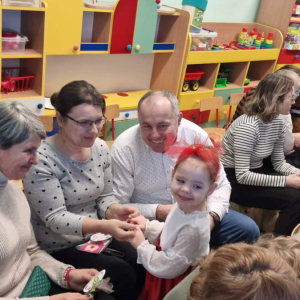 Babcie i dziadkowie z wnukami