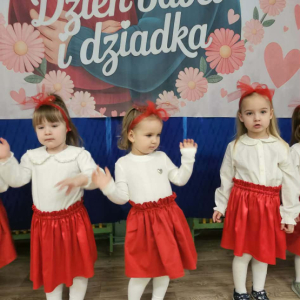 Dziewczynki tańczą