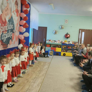 Dzieci stoją i recytują wiersze