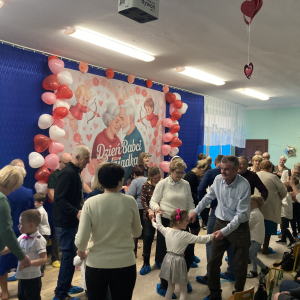 Dziadkowie tańczą z wnukami