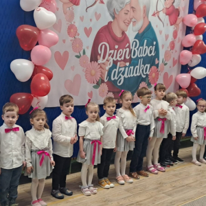 Dzieci tańczą  recytują wiersze na występie