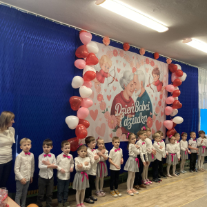 Dzieci tańczą  recytują wiersze na występie