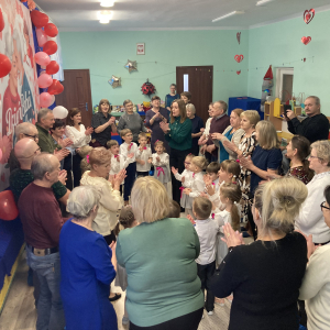 Dziadkowie tańczą z wnukami