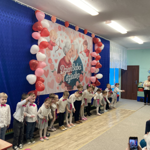 Dzieci tańczą  recytują wiersze na występie