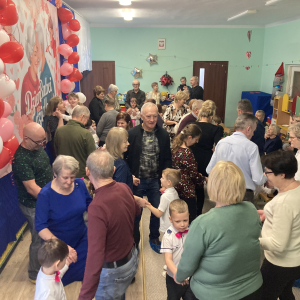 Dziadkowie tańczą z wnukami