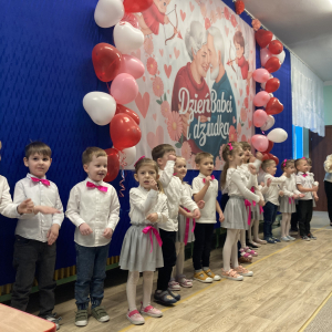 Dzieci tańczą  recytują wiersze na występie