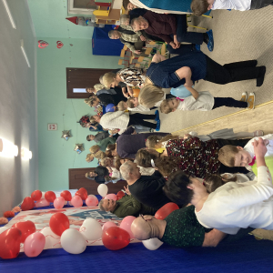 Dziadkowie tańczą z wnukami