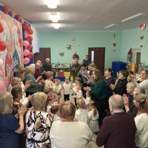 Dziadkowie tańczą z wnukami