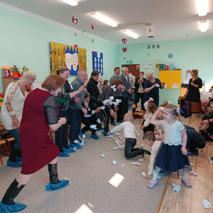 Wspólna zabawa dziadków z wnuczętami.