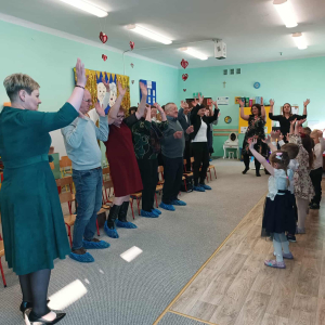 Wszyscy stoją i się wspólnie bawią.