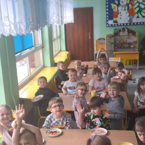 Dzieci jedzą pizzę