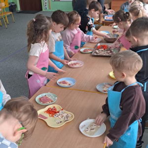 Dzieci robią pizzę