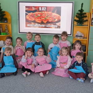 Zdjęcie grupowe dzieci w fartuszkach kuchennych