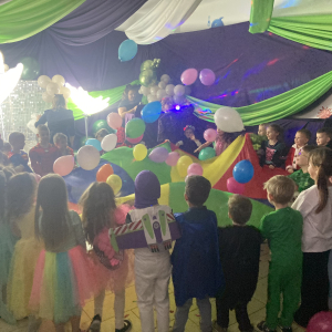 Dzieci bawią się przy muzyce podrzucając balony