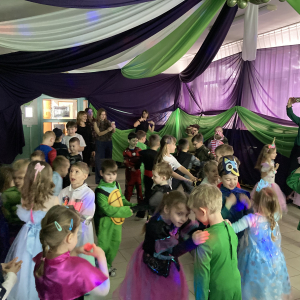 Dzieci bawią się przy muzyce