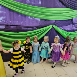 Dzieci bawią się przy muzyce