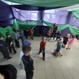 Dzieci bawią się przy muzyce