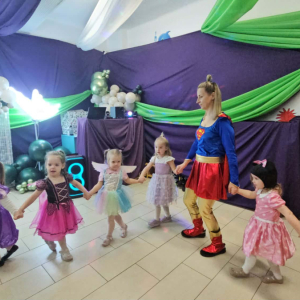 Dzieci bawią się przy muzyce