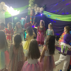 Dzieci bawią się przy muzyce