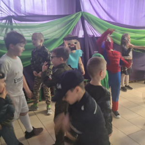 Dzieci bawią się przy muzyce