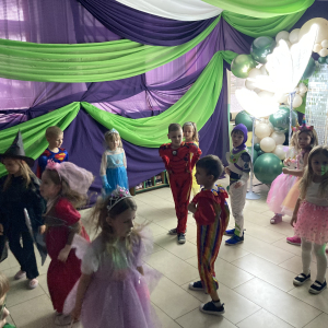 Dzieci bawią się przy muzyce