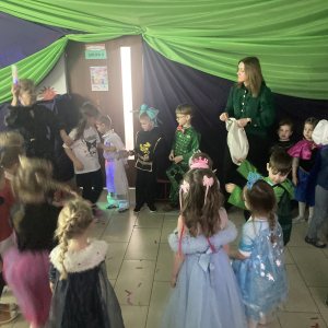 Dzieci bawią się przy muzyce