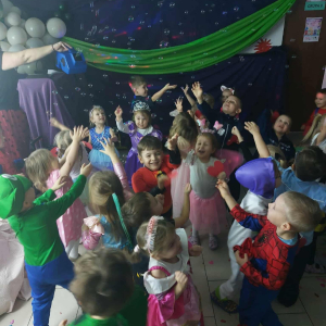 Dzieci bawią się przy muzyce