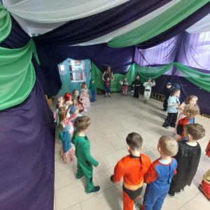 Dzieci bawią się przy muzyce