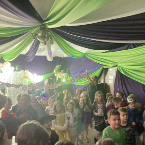 Dzieci bawią się przy muzyce