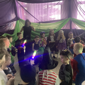 Dzieci bawią się przy muzyce