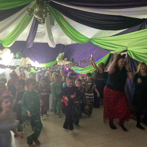 Dzieci bawią się przy muzyce