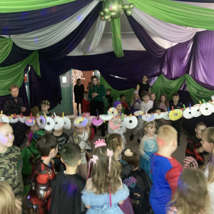 Dzieci bawią się przy muzyce