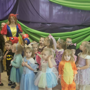 Dzieci bawią się przy muzyce