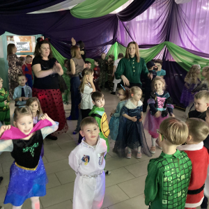 Dzieci bawią się przy muzyce