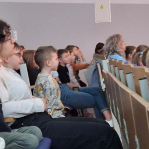 Dzieci siedzą na widowni