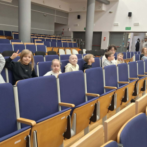 Dzieci siedzą na widowni