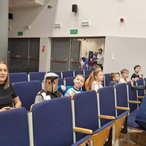 Dzieci siedzą na widowni