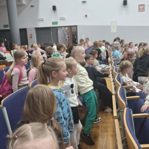 Dzieci siedzą na widowni