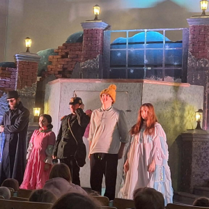 Aktorzy teatru na scenie