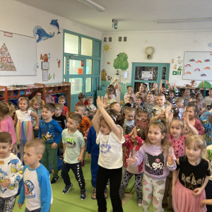 Dzieci śpiewają piosenki z zespołem 