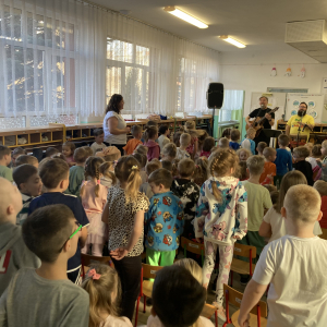 Dzieci śpiewają piosenki z zespołem 