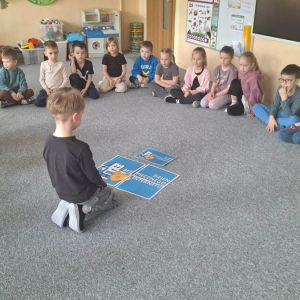 Dzieci układają ważne informacje na temat bezpiecznego korzystania z internetu