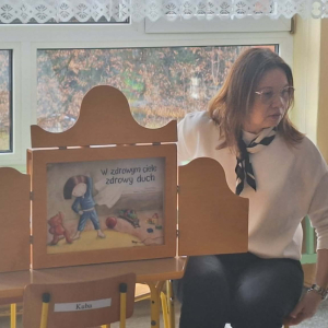 Pani przedstawia teatrzyk Kamishibai