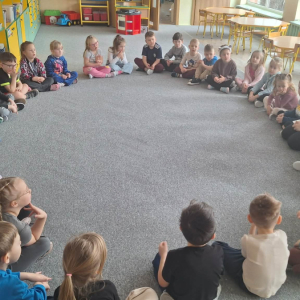 Dzieci rozmawiają na temat bezpieczeństwa w sieci