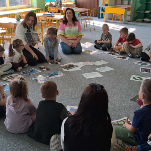 Dzieci rozmawiają na temat bezpieczeństwa w sieci