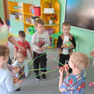 Dzieci wraz z Panią z biblioteki tworzą siec.