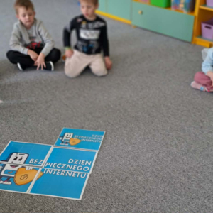 Dzieci układają informację związane z bezpiecznym internetem
