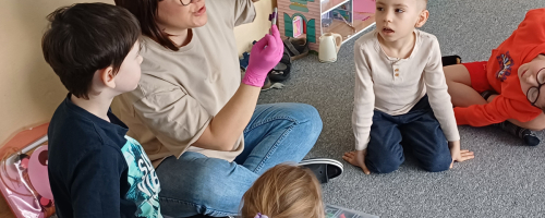 WIZYTA PANI LOGOPEDY W GRUPIE PSZCZÓŁKI 