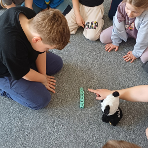 Chłopiec opowiada ułożoną historyjke